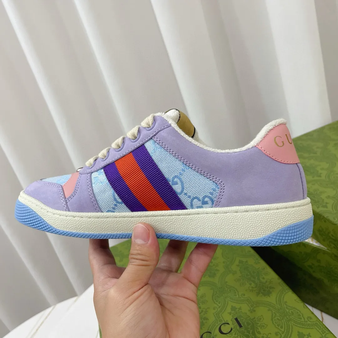 Ex-factory price: 540💰 GUCCI Gucci's newly upgraded back cover lining, top-notch old dirty shoes, classic casual sports shoes for couples, retro sneakers and old G family dirty shoes, updated at the counter simultaneously! ①The shoe upper has the same water-based edge coating process as the original version⚠️The ordinary oil edges on the market have a strong glue feel and are easy to fall off! Grade A first-layer nubuck leather (with pores)/matching computer embroidered double G cloth, high-density terry velvet lining. ② A PVC transparent small round mark sealing line is added to the details of the midsole. The mold is opened six times and the jewelry craftsmanship is used to customize the two-color double G buckle, striving to be the same as the original version. A pair of buttons is more than three times more expensive than ordinary buckles on the market. ③An old two-color washable label, the chip is placed on the outer waist of the right foot, the entire shoe is completely hollowed out with rubber technology, TUP material (rubber to distinguish the market) with the latest green packaging from the counter, 3D printed handbag, and a pair of shoelaces. There is no pressure when entering and exiting the counter. You can buy a 1:1 accurate replica of the original version and modify and upgrade it repeatedly. The details are perfectly restored, the materials are all customized, and they are truly top-notch. Please look at the details clearly to identify the quality. Upper: First-layer frosted cowhide/embroidered double G cloth. Lining: original high-density velvet lining. Foot pads: original pearlescent sheepskin. Outsole: private molded vacuum TPU material. Packaging: original top-grade full set packaging at the counter. Shoe size: women's size 35-40, men's size 39-44 (men's size 38, 45🉑️customized, non-returnable)